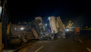 eskisehir ankara yolunda tir devrildi ulasimda aksama yasandi srlm99Mb.jpg